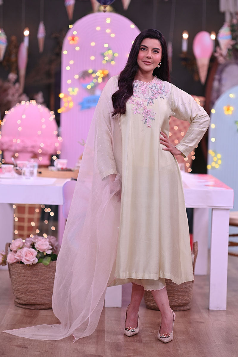 Nida Yasir in Pastel Paradise